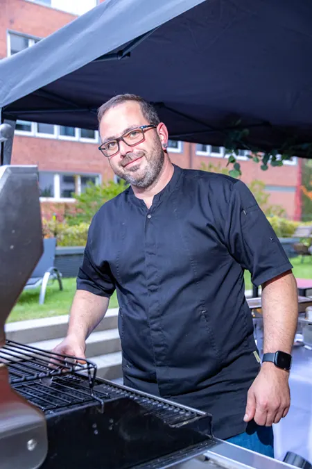 Koch der ElbFaire am Grill im Außenbereich